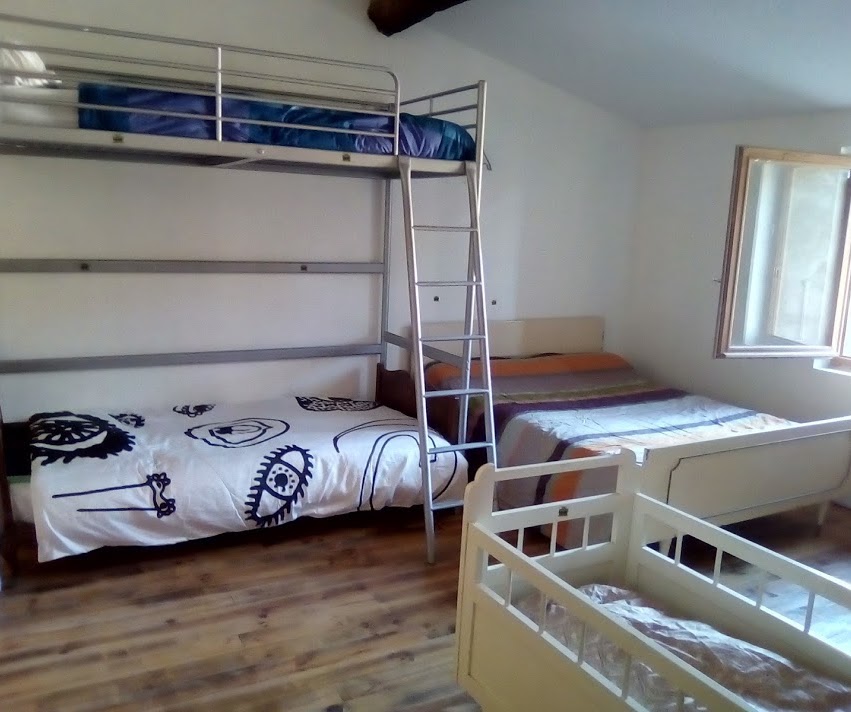 Une chambre avec lits superposés