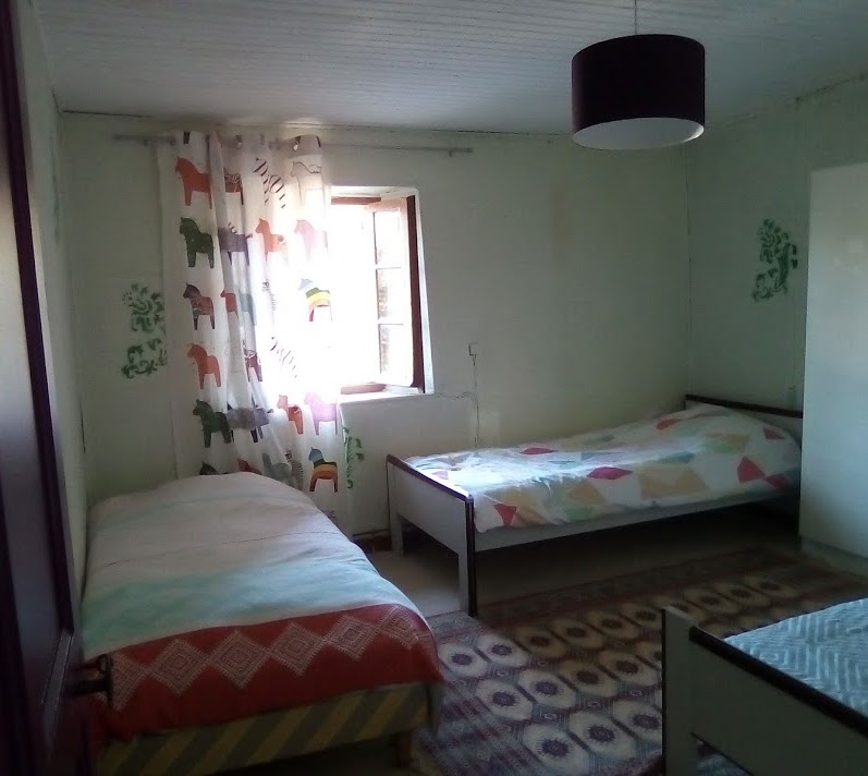 Une chambre lumineuse avec deux lits simples