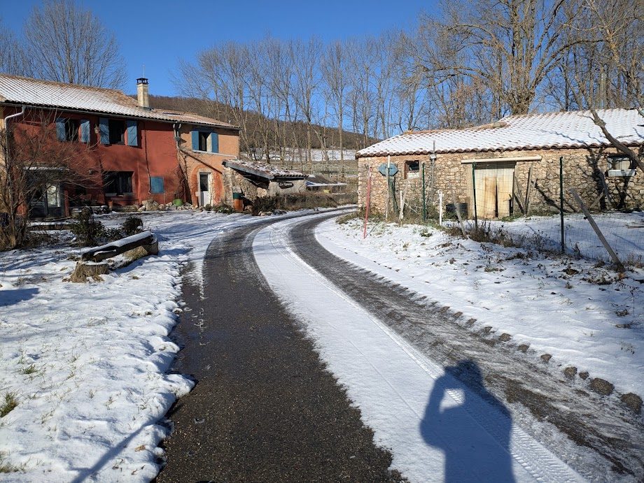 Le chemin d'accès déneigé entre les bâtiments, en hiver