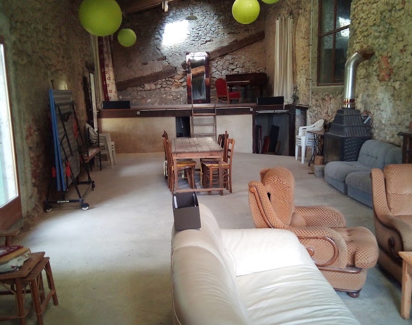 La salle des fêtes de 80 m² avec scène et coin salon
