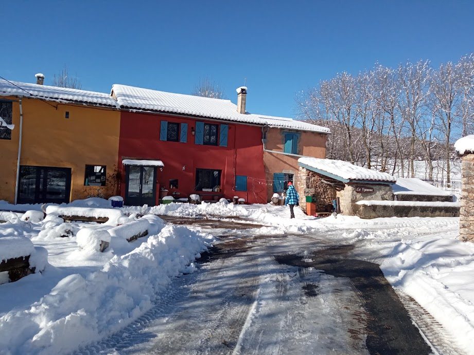 Le hameau sous la neige, la cour déneigée, par ciel bleu