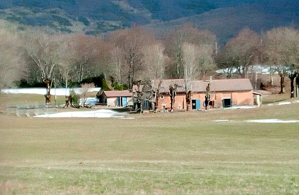 Le hameau vu du pré, adossé aux premières pentes du Vercors