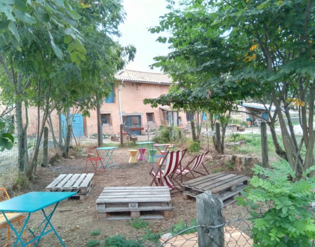 Le jardin et sa terrasse ombragée devant la maison