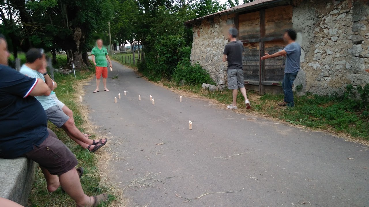 Une partie de jeu de quilles sur le chemin devant le gîte