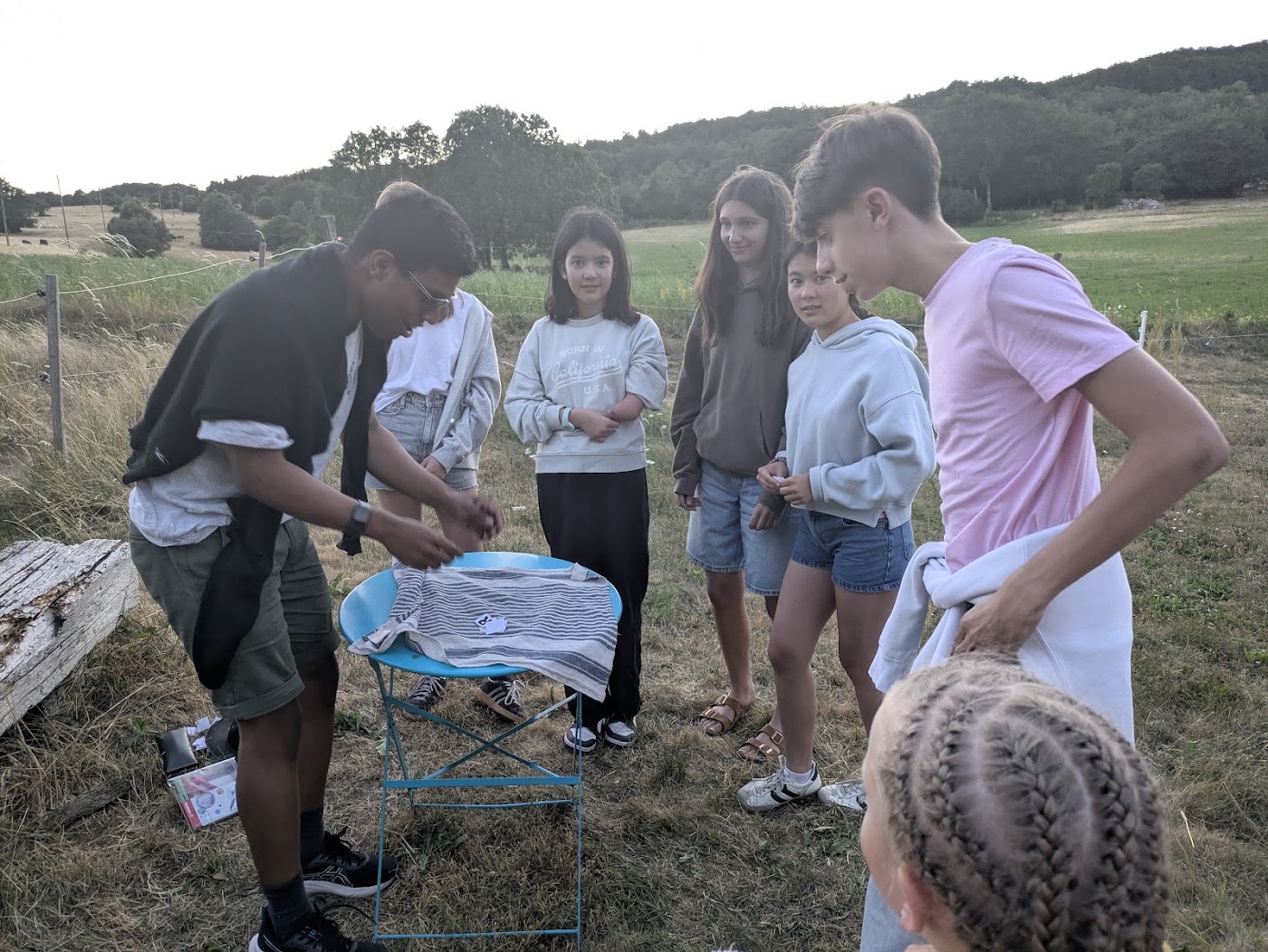Atelier magie : une animatrice montre un tour de cartes à des enfants