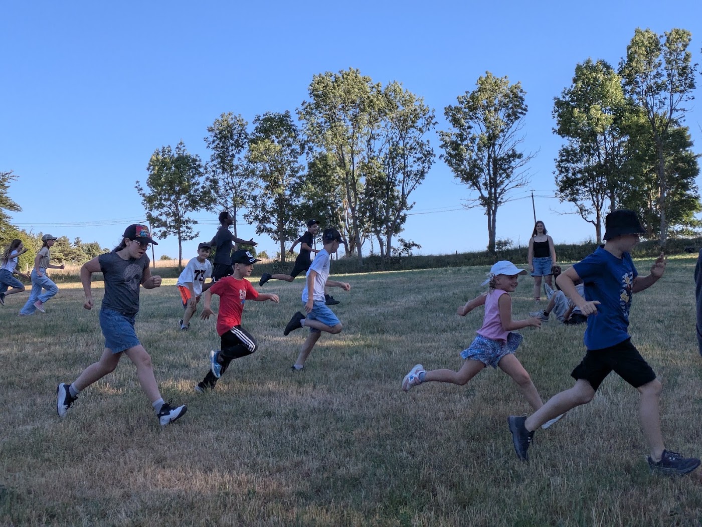 Enfants qui courent dans un grand pré pendant un jeu