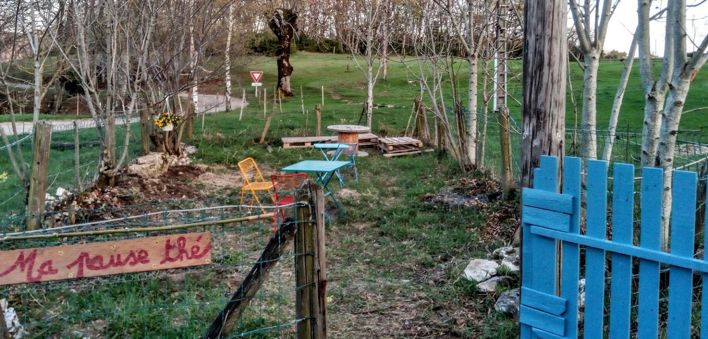 Le coin « Ma pause thé » et son portillon bleu, au bout du pré