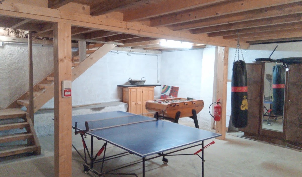 La salle de jeux avec table de ping-pong et baby-foot