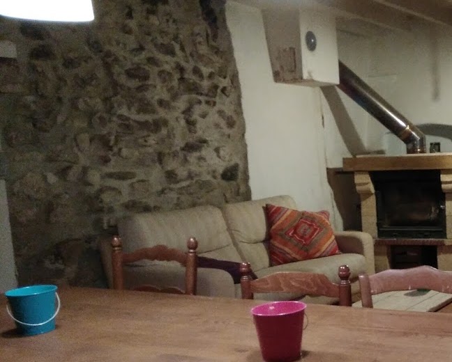 Le coin salon avec cheminée
