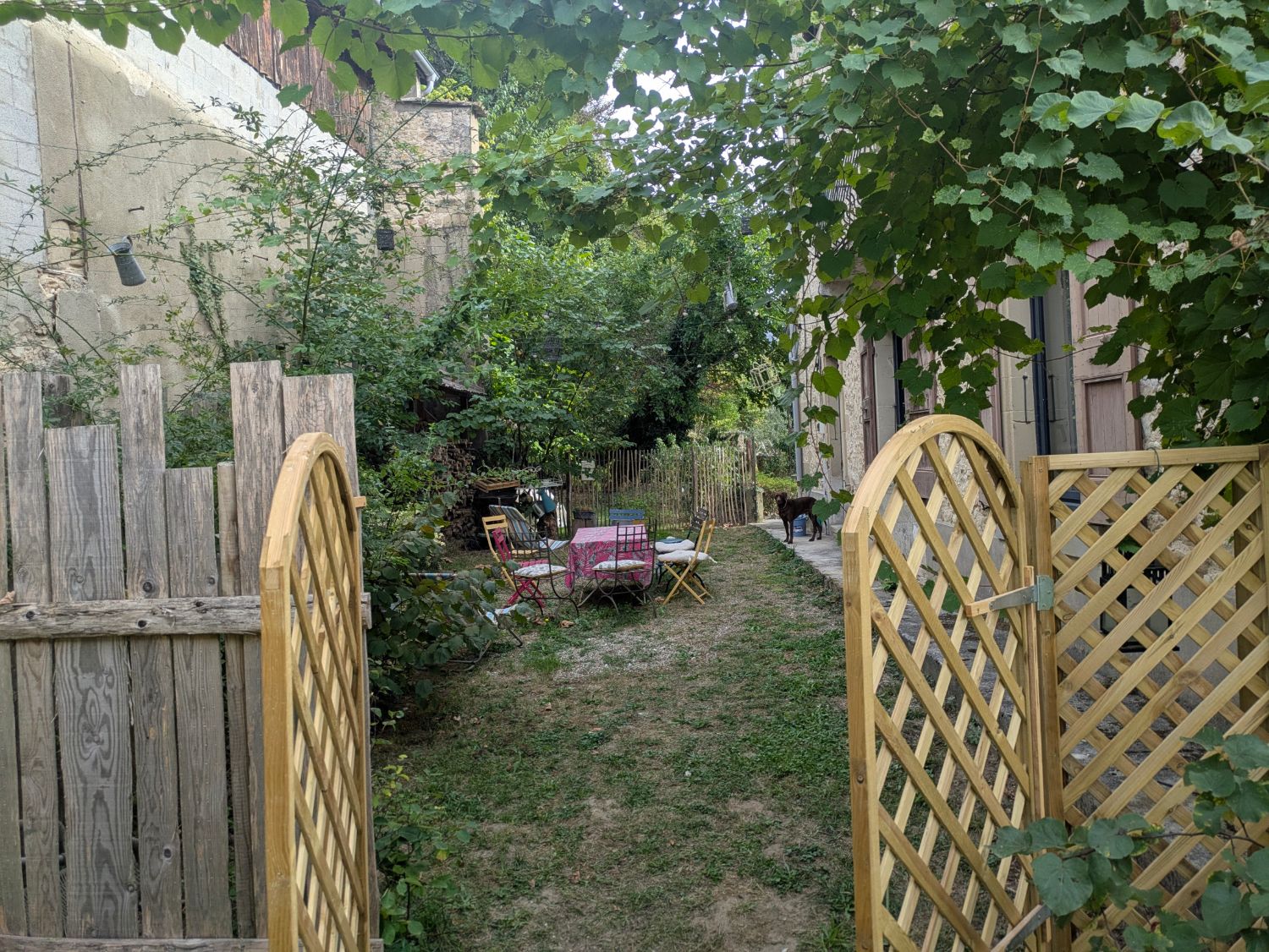 Allée et portillon en bois menant au jardin