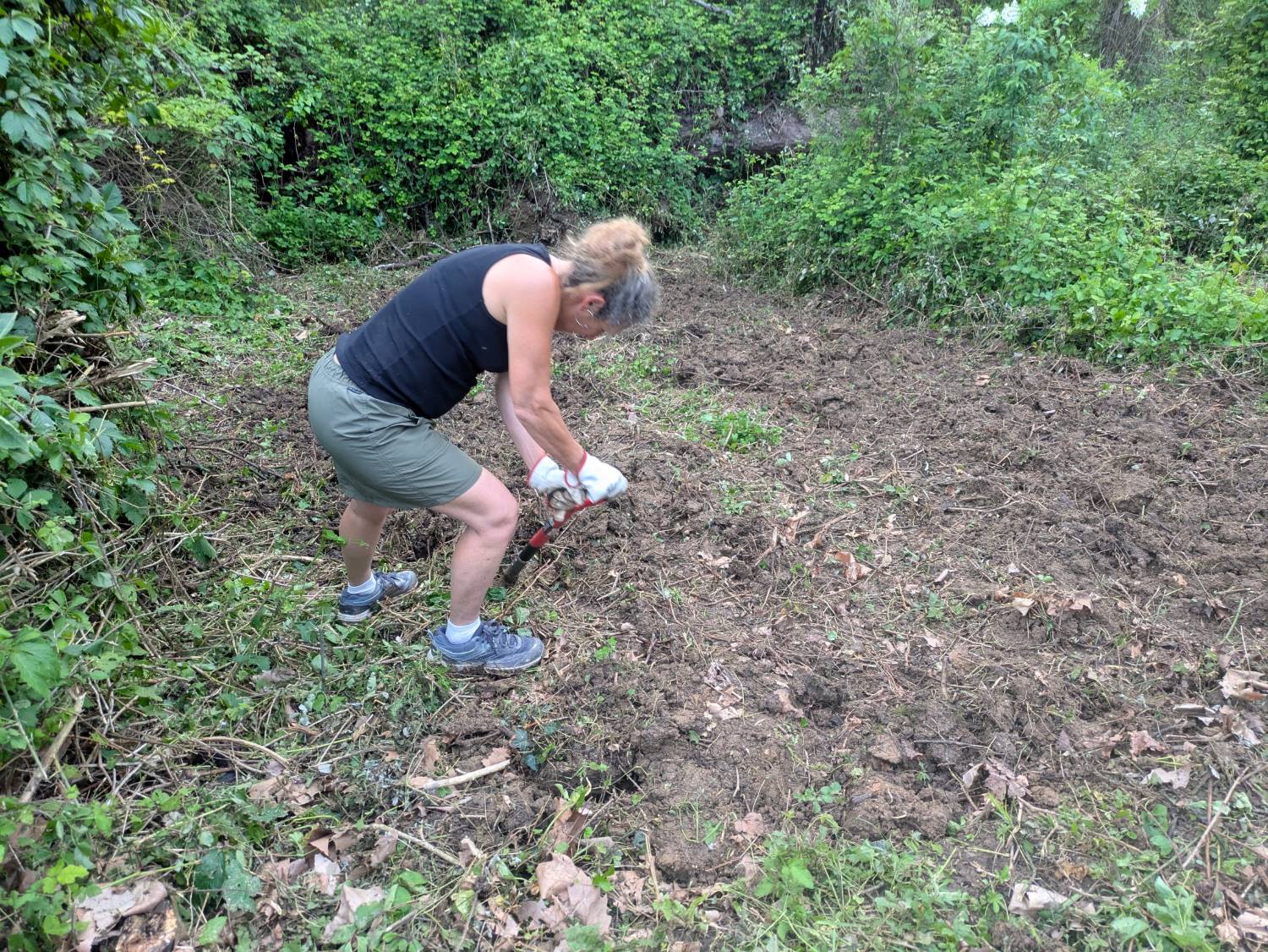 Valérie qui défriche une planche du jardin