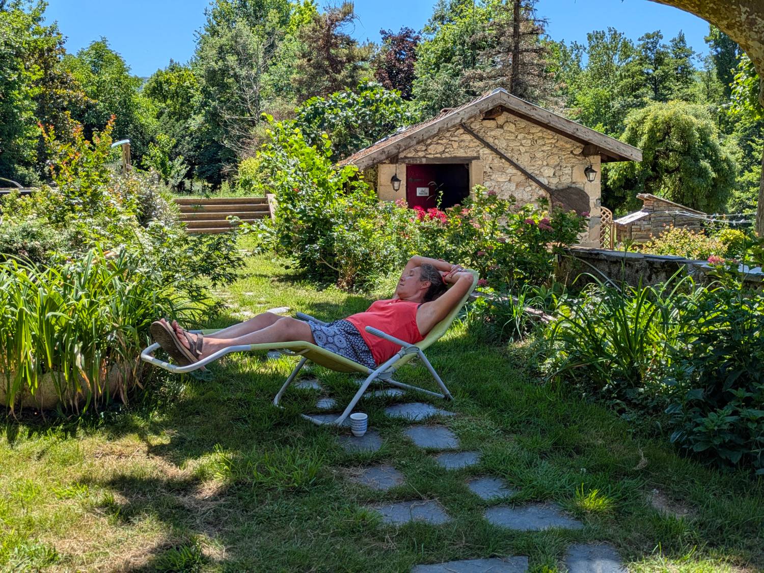 Valérie dans son jardin à Jaillans