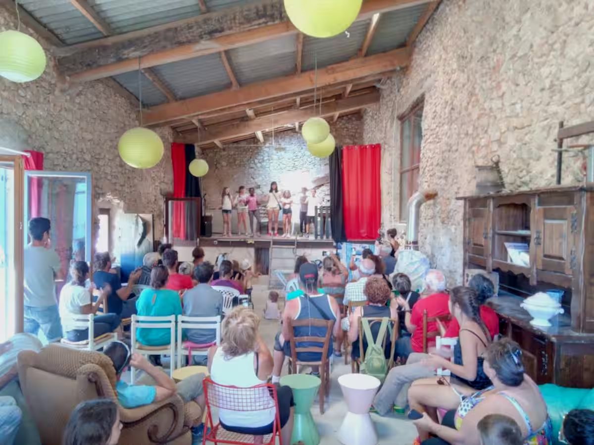 La salle des fêtes de 80 m² comble, un soir de spectacle sur la scène sonorisée