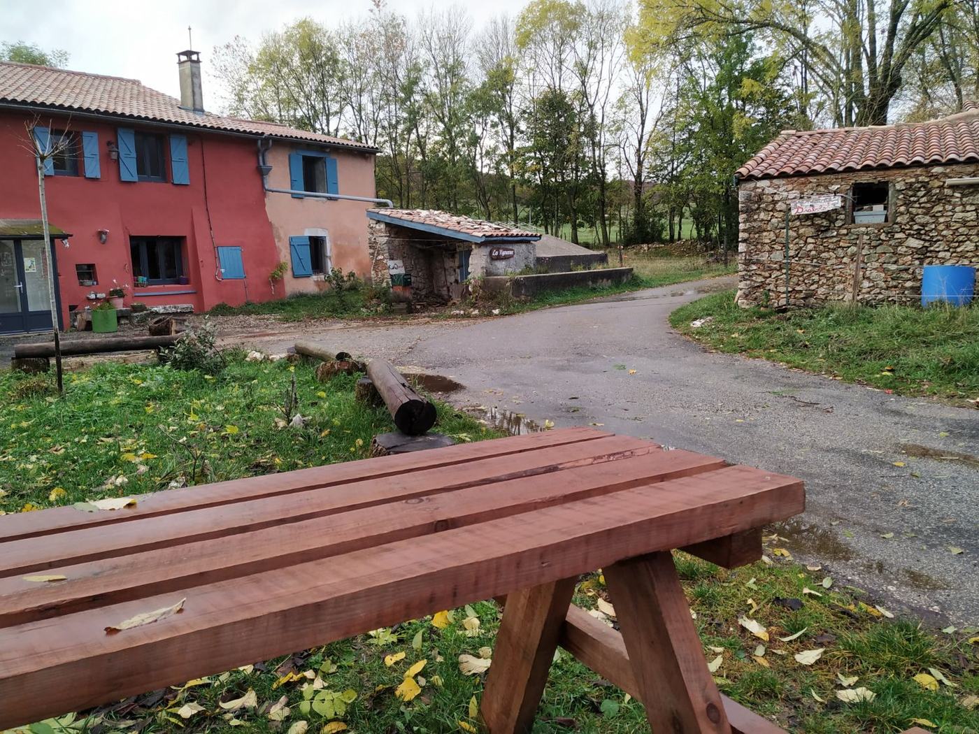 La table de pique-nique face au hameau, en automne