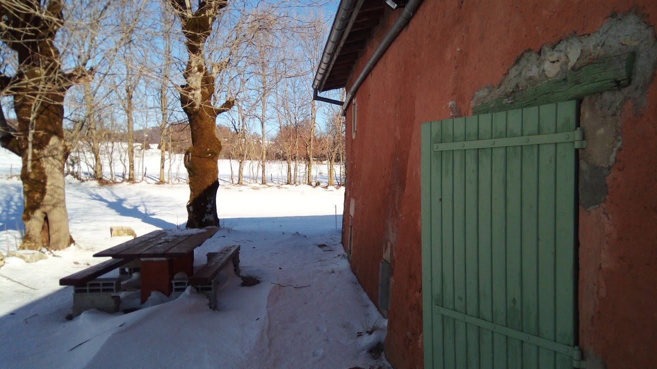 La table de pique-nique sous les frênes, dans la neige